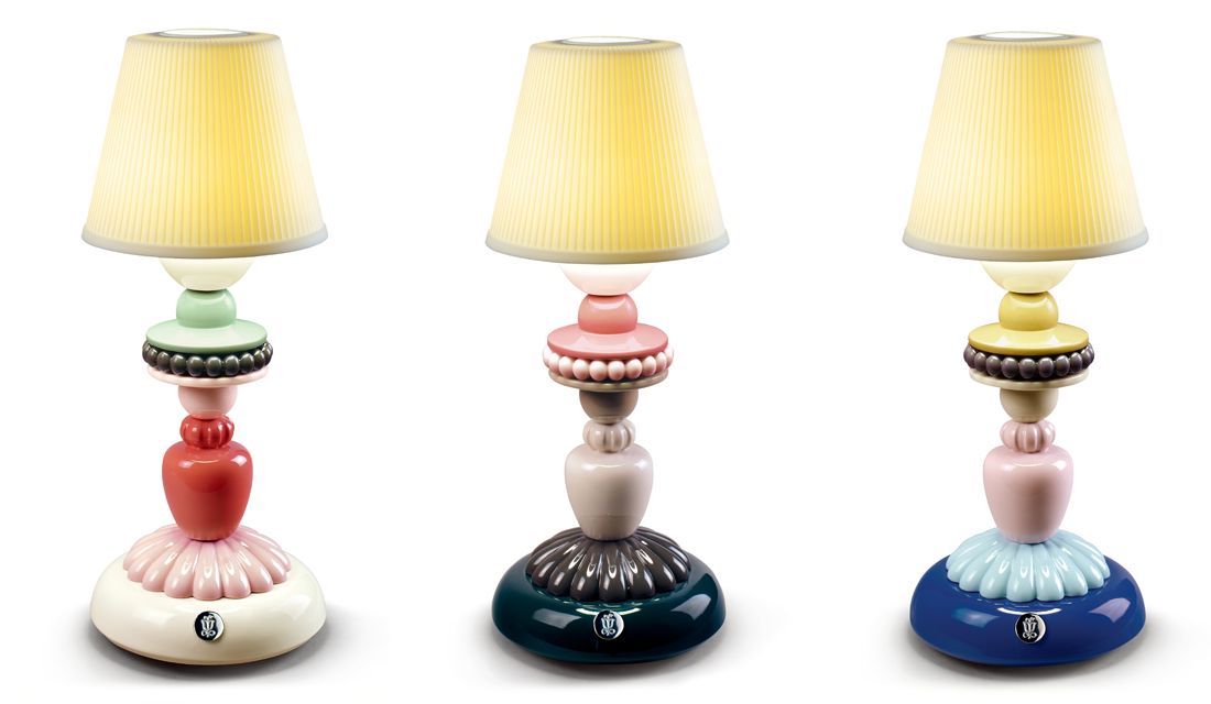 SUNFLOWER FIREFLY LAMP 左からIVORY・BLACK・BLUE/全て¥51,840(税込)/サイズ(本体) (約)高さ30cm×幅12cm×奥行12cm