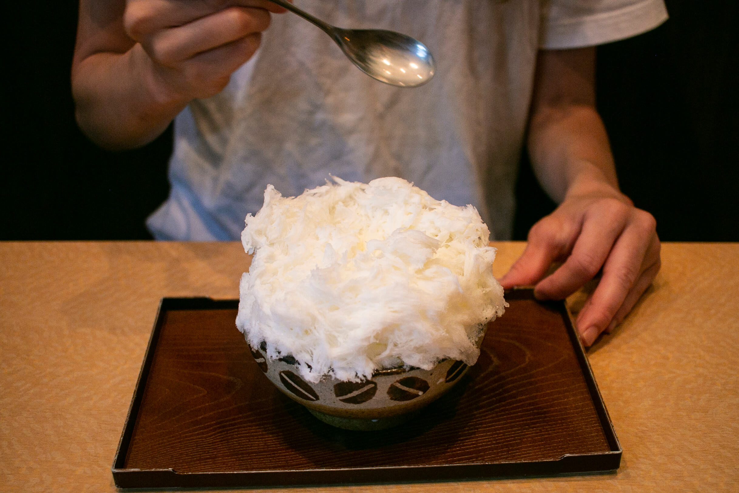 はじめにスプーンを入れるのは、かき氷の頂上部分