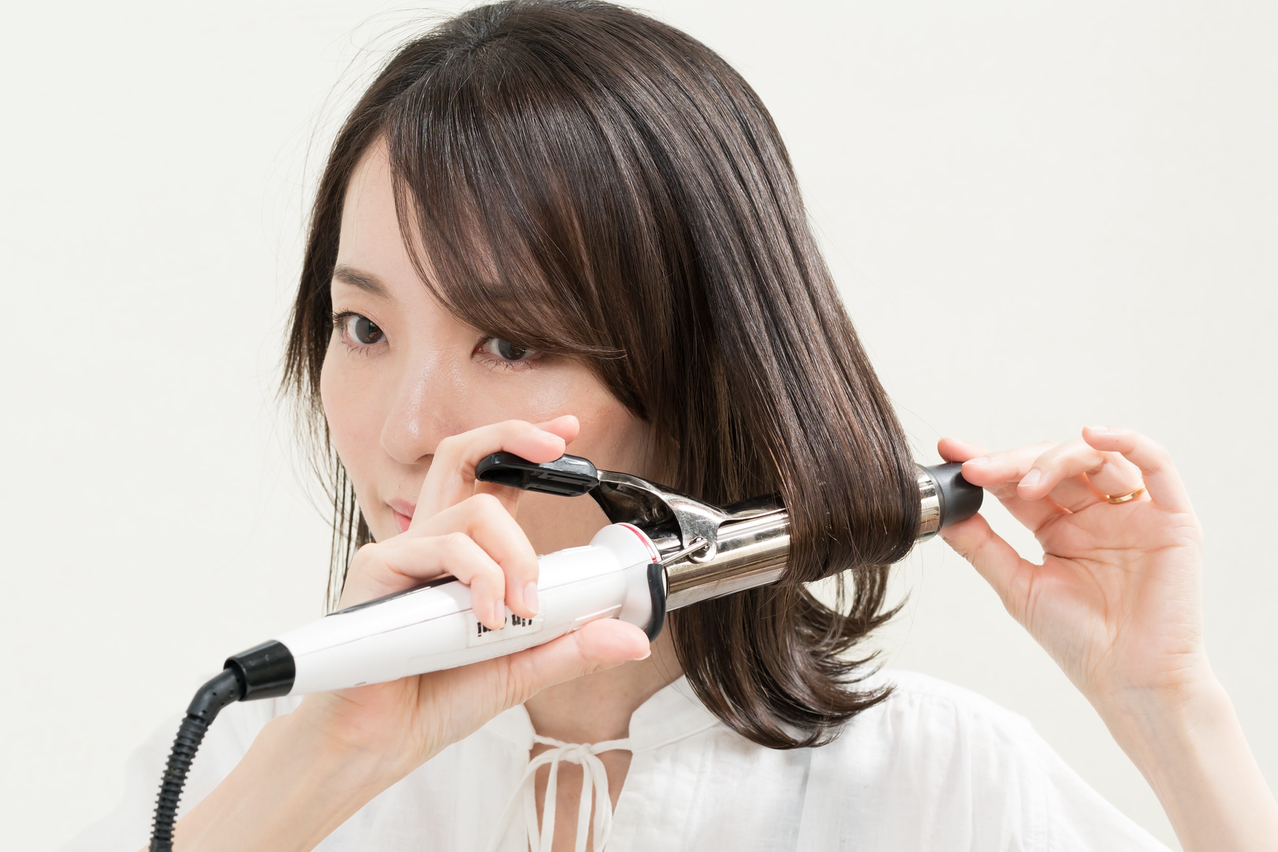 表面の髪はすべて内巻きに。細かく巻くのではなく、5㎝幅くらいしっかりと毛束を取って巻くのが正解。毛先をワンカールするだけでOK。