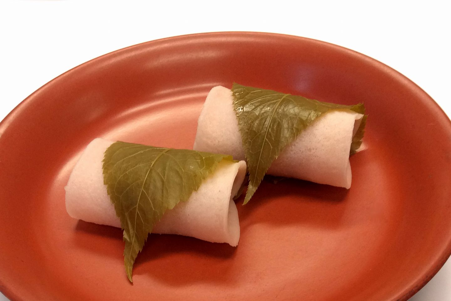 淡いピンク色が手土産にも喜ばれそうな『桜餅』(税込184円)