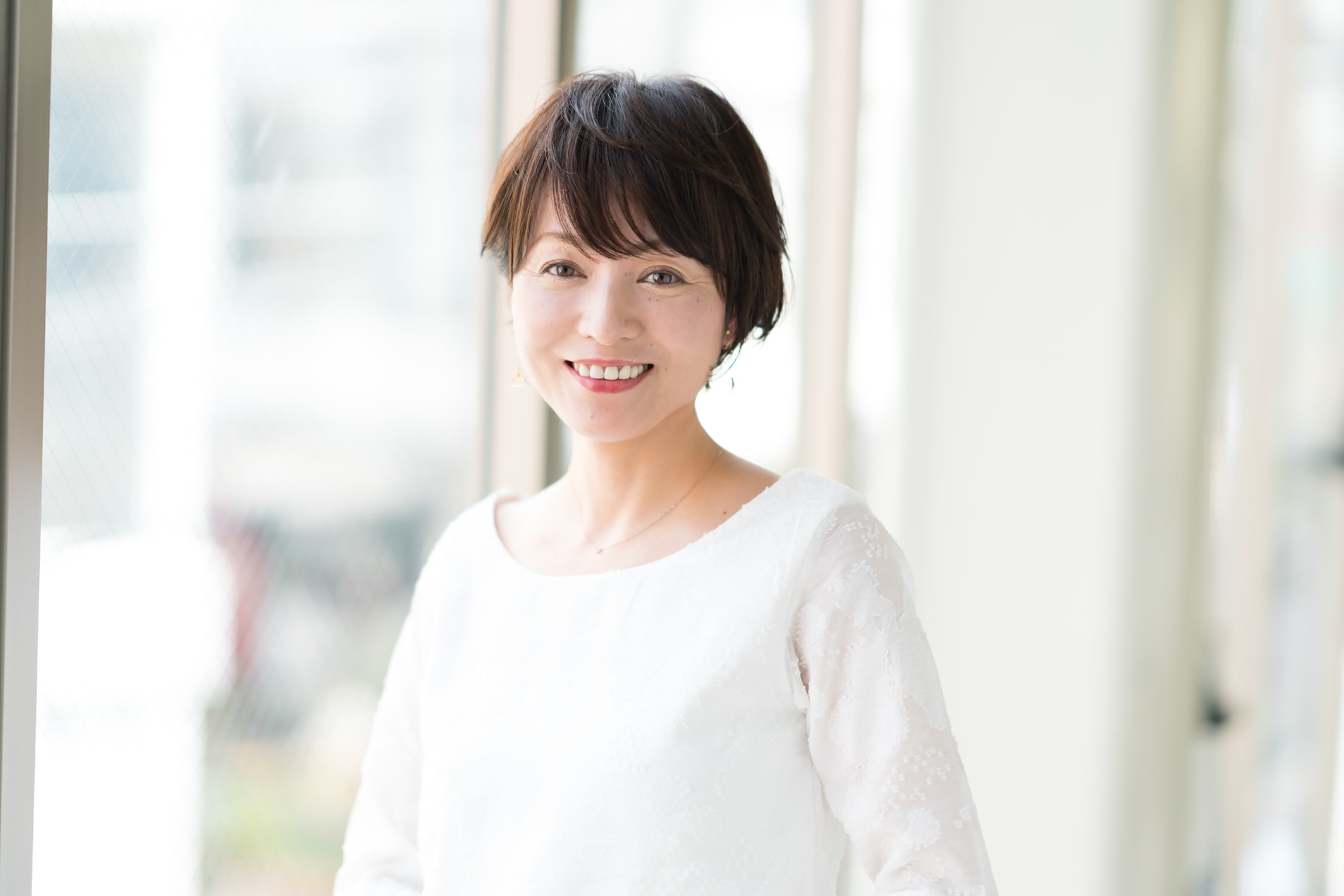 ■まとまらない髪を、うねりがCカーブになるようにカットした内巻きヘア