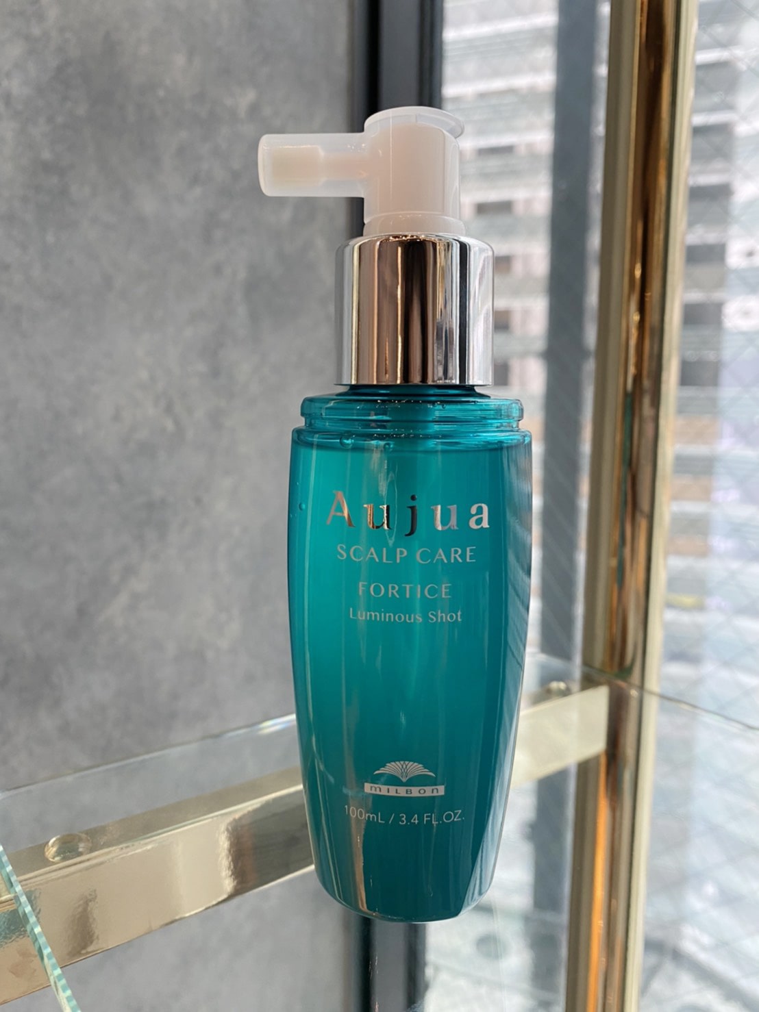 河野さんは毎日のスカルプケアに愛用。オージュア フォルティスルミナスショット 100㎖¥6,700(ミルボン)