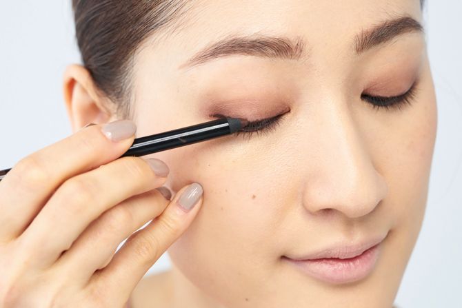STEP6:まつげの根元にはブラウンでラインを引く