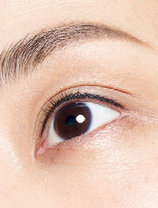 黒色のライン効果でまつげが増えたように見せる。加齢でまつげがやせたり抜けたりして失われたラインが復活します。