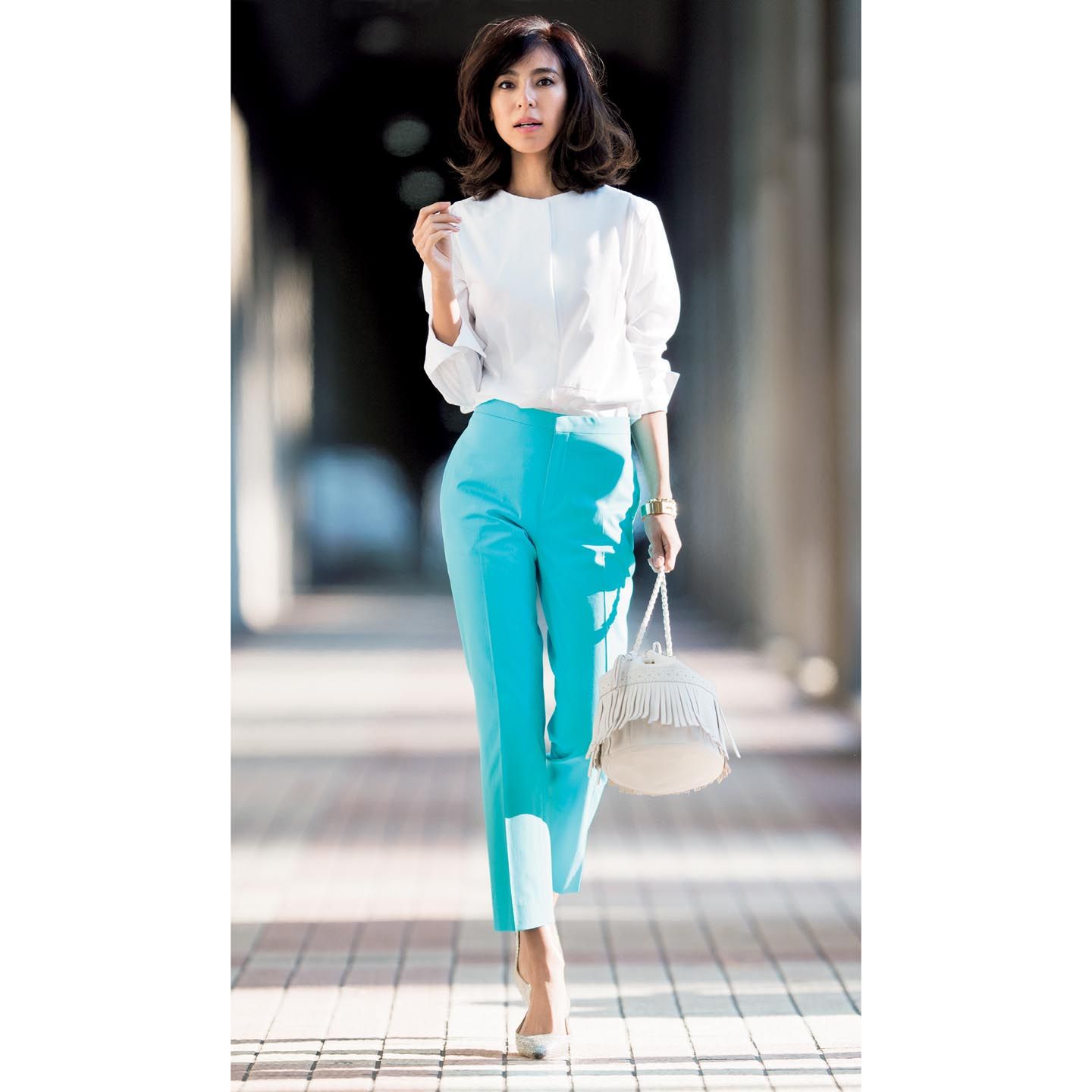シャツ( ebure )、 パンツ(ドゥロワー 丸の内店〈ドゥロワー〉)、ブレスレット・バングル(ティファニー・アンド ・カンパニー・ジャパン・インク)、バッグ(J&M デヴィッドソン青山店〈J&M デヴィッドソン〉)、靴(JIMMY CHOO)撮影/水田 学(NOSTY)BY :『Precious4月号』小学館、2017年