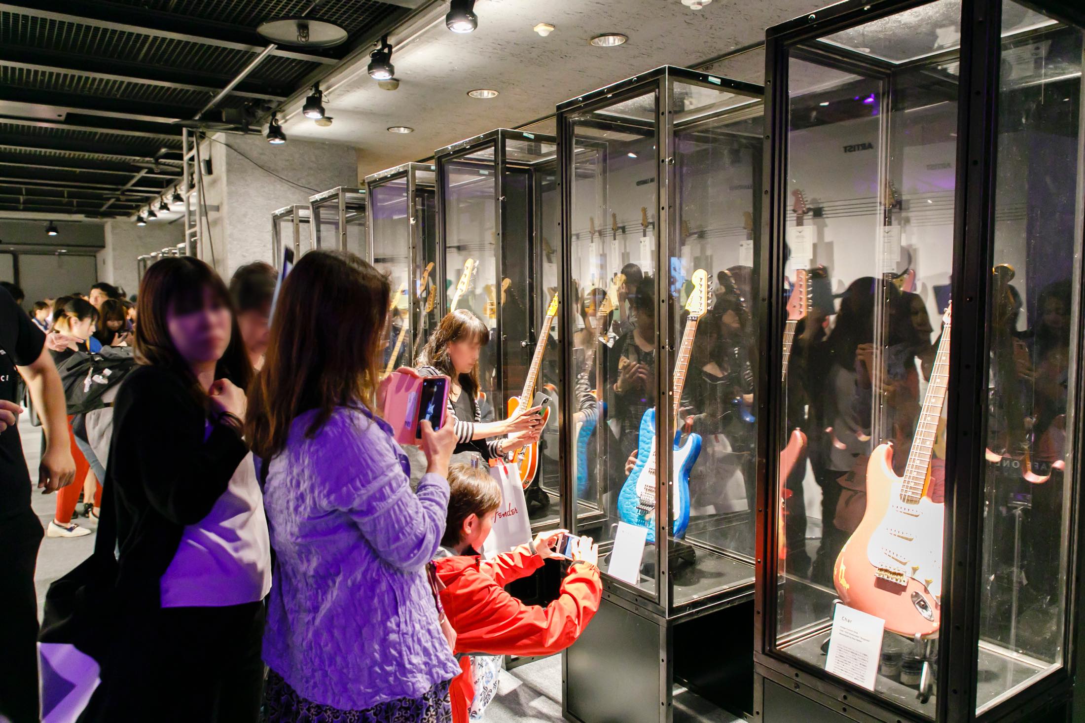 Char、岸谷 香、ハマ・オカモト(OKAMOTO’S)など、12人のアーティストが所有する実機コレクションを間近で見られる展示コーナーでは、お目当てのアーティストのギターをカメラにおさめるファンが後を絶たなかった。