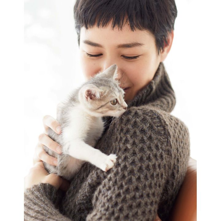 ヤクニットのなめらかな温もりに子猫も夢中!