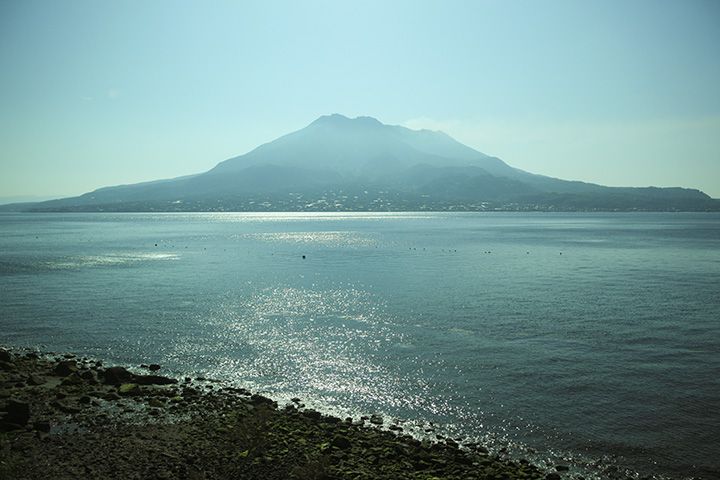 車内から眺めることができる、桜島と錦江湾の風景