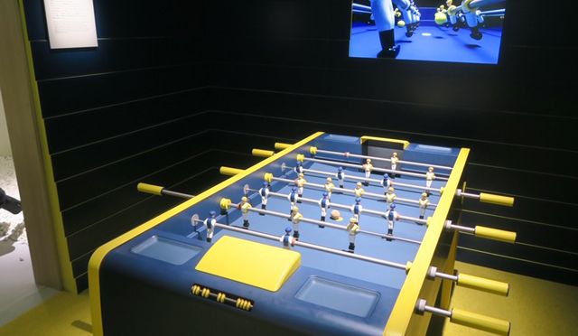 テーブルサッカー。エルメスの手にかかれば、娯楽機さえもオブジェになる。撮影/森口将之