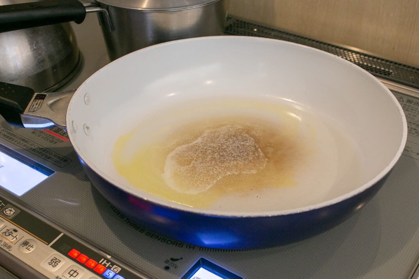 バターが溶けて、ブツブツと出てくる泡が大きくなるまで待ちます