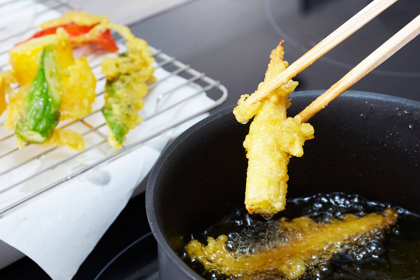 野菜を衣につけて揚げる