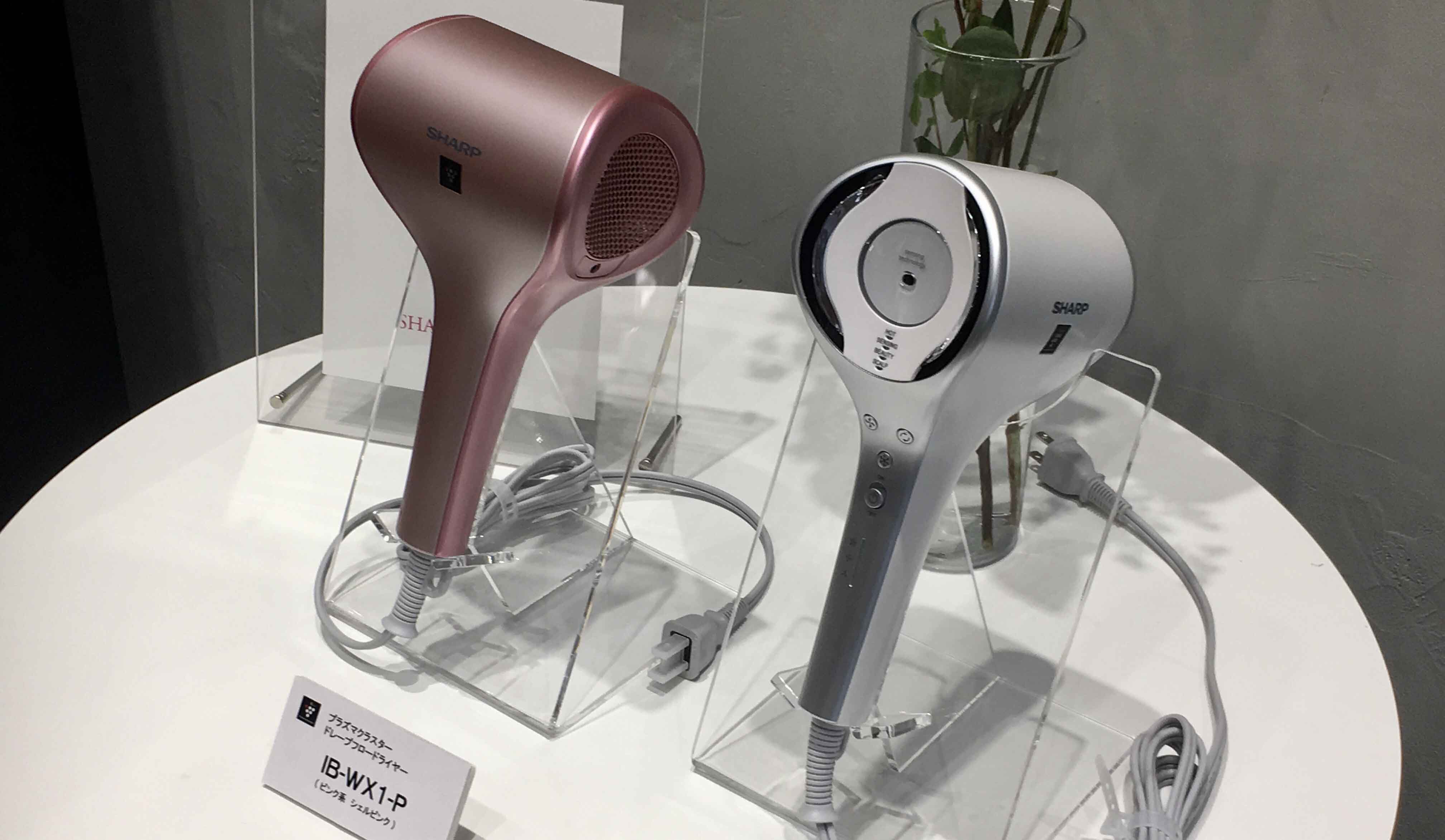 小槌のようなデザインで取り回しがしやすく、新速乾技術の採用で髪のダメージを抑制する。