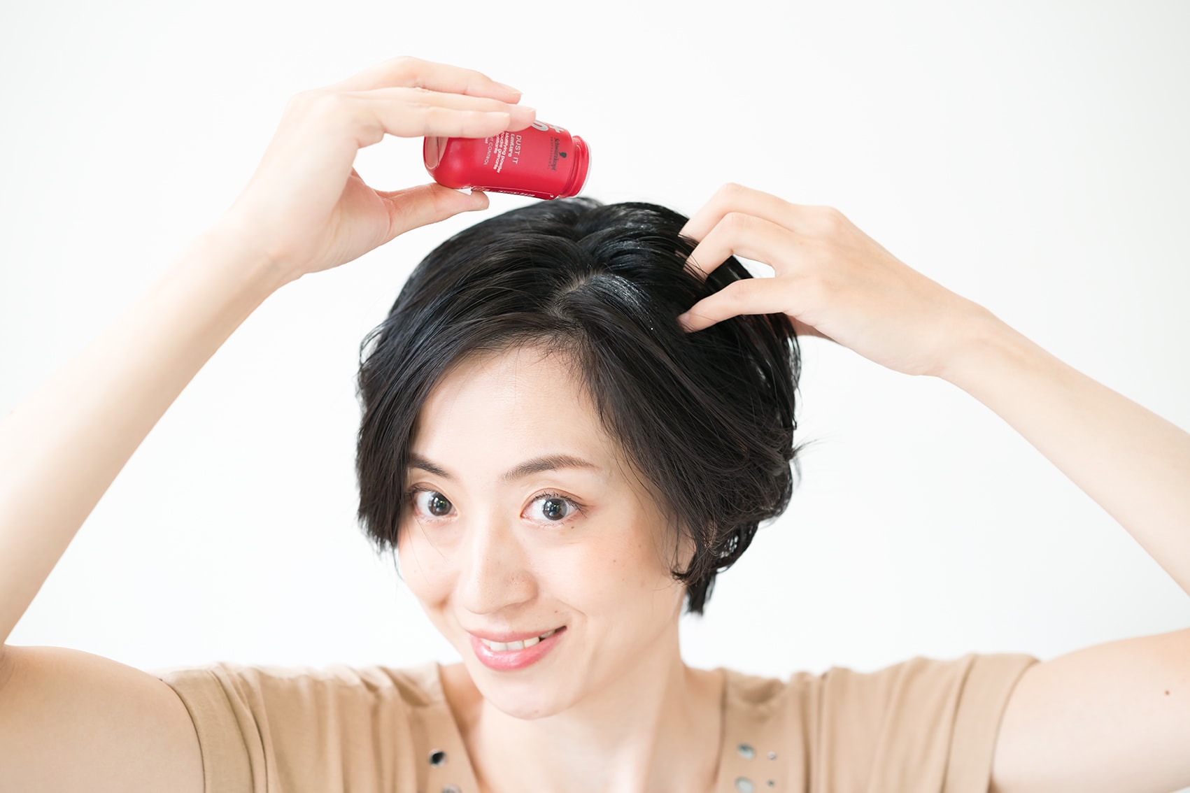 根元を立ち上げる用のパウダー状のワックス。使用したのはシュワルツコフ オージス ダストイット。