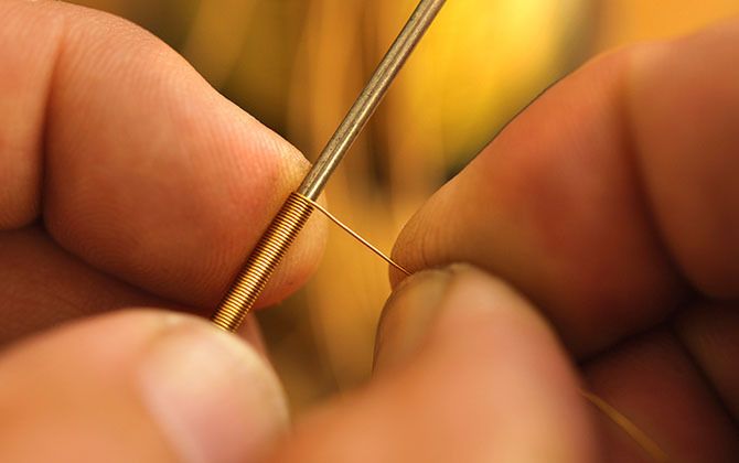 ウェレンドルフのジュエリー職人が手作業しているところ