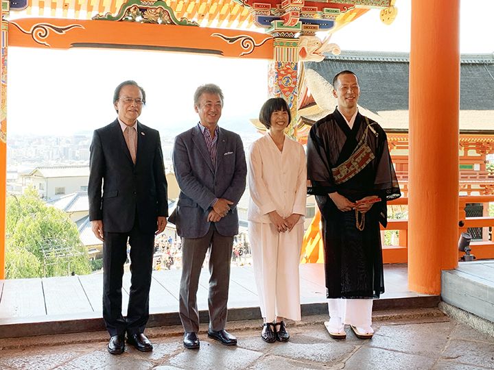 8月8日、清水寺で行われたた記者会見。会見に登壇した4名。左から、ICOM京都大会2019年組織委員長・佐々木丞平、細見美術館館長・細見良行、原田マハ、清水寺執事補・大西英玄