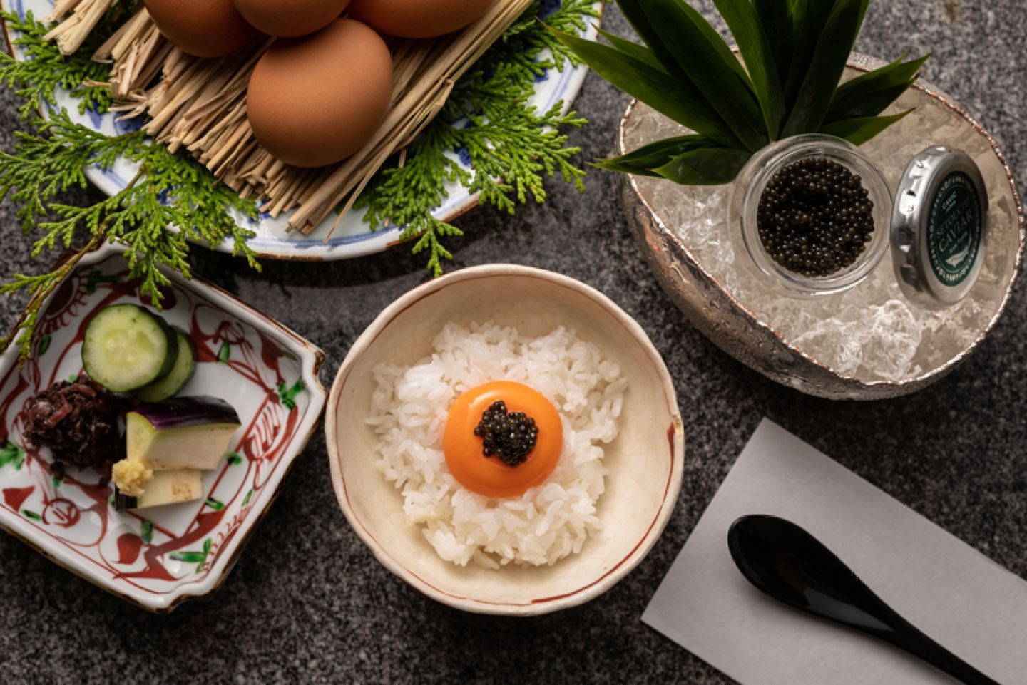 グランドハイアット東京「旬房」の卵かけご飯や具材が並べられた写真