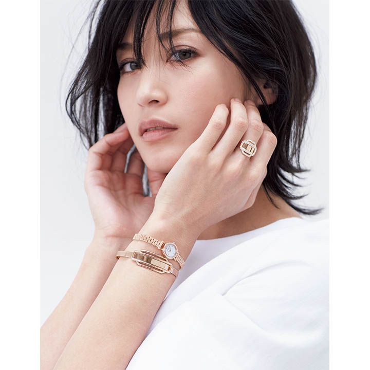 普遍的な美しさを優しく際立たせる柔和なピンクゴールド