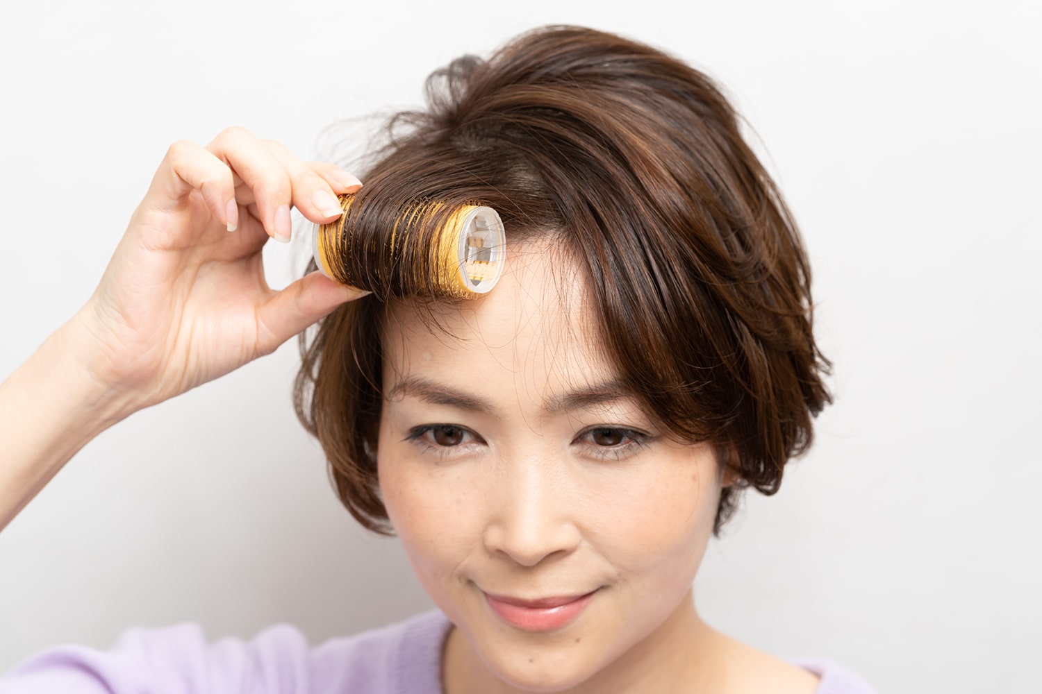 前髪を根元から巻く。そのまま5分ほどキープ。