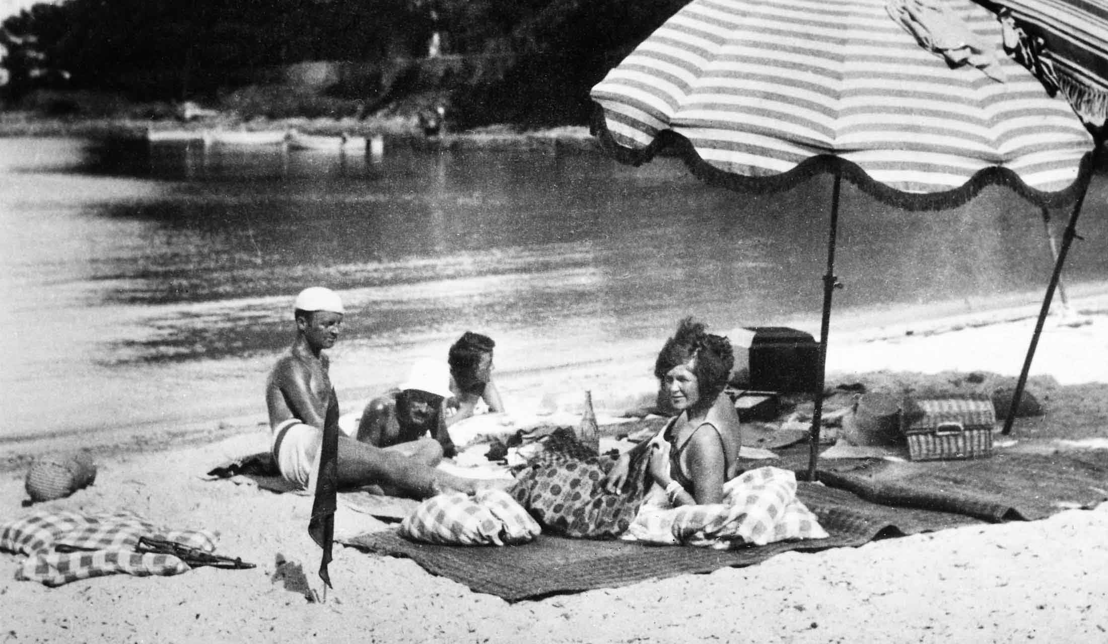 1888~1964年。イエール大学を卒業し、父親が経営する「マーク・クロス」で働く。1921年にフランスへ渡る。1922年から'29年まで、画家として多くの作品を描いたが、作風はリアリズムと抽象の中間に位置するもので、ポップ・アートの先駆者的存在として近年、再評価されている。写真:GRANGER.COM/アフロ