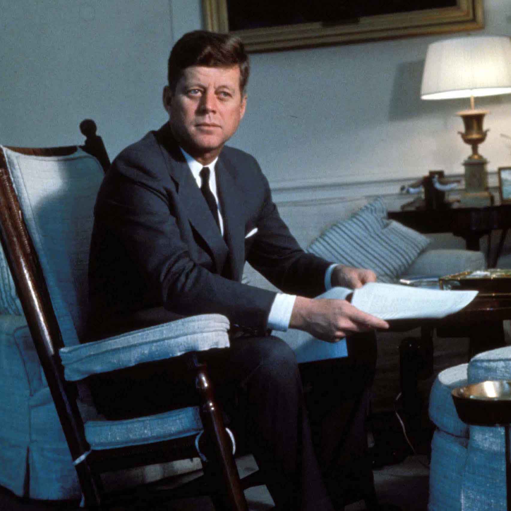 J・F・ケネディ/1917~1963年。第35代アメリカ合衆国大統領。そのテレビ時代を見すえたダークカラー、2つボタンの若々しいスーツスタイルで、米国民の心を強くとらえた。ファッション界においてはアメリカントラッドの象徴と言われているが、実はスーツはサヴィル・ロウ仕立て、シャツはフランスのシャルベ製で、スノッブな着こなしを好んだ伊達男。写真:ZUMA Press/アフロ