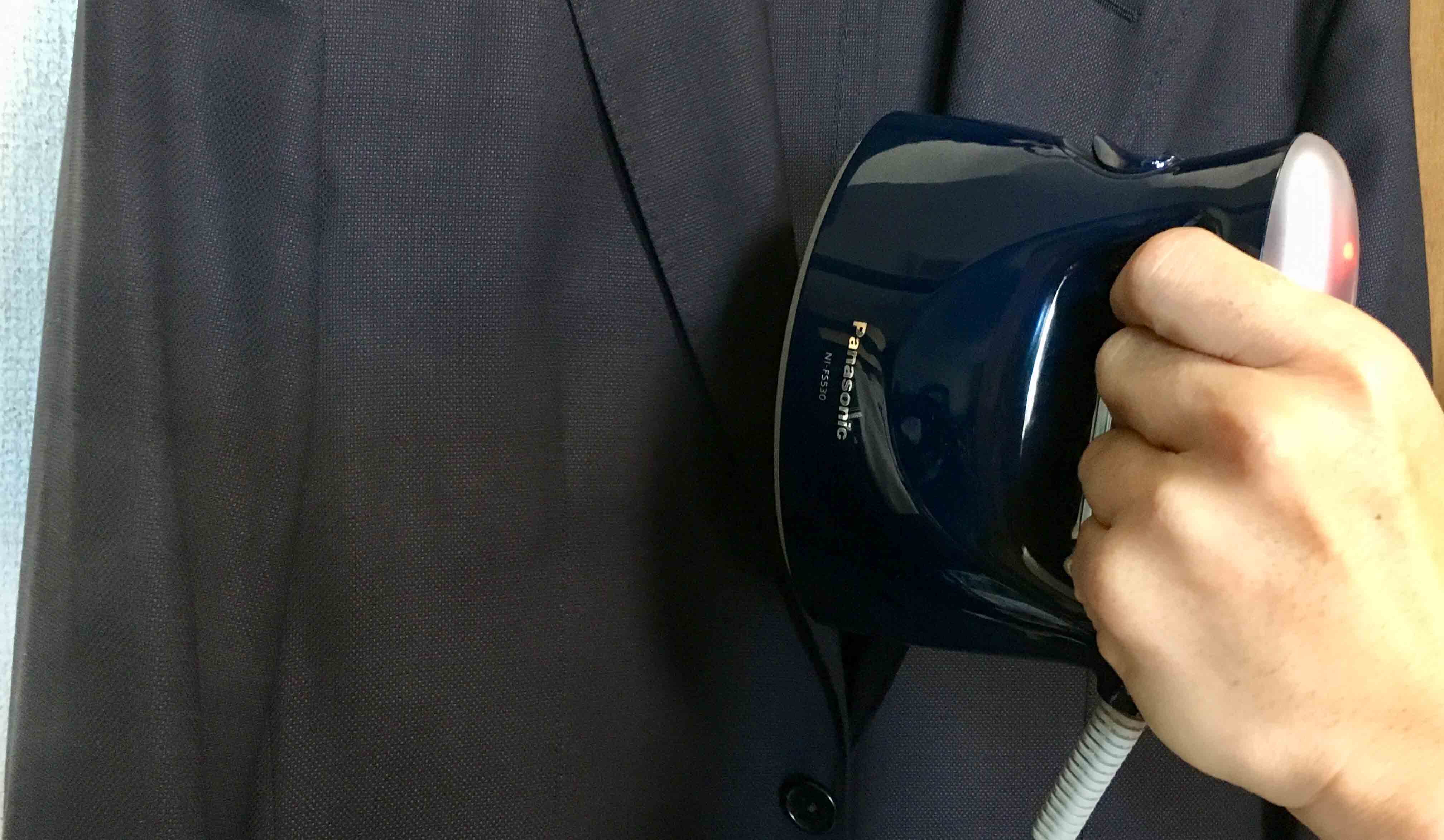 写真はパナソニックの衣類スチーマー(スタッフ私物)。電源オンから約30秒で立ち上がり、スチームの噴射角度も広いことから、スタイリストなど服のプロの間でも人気が高い。