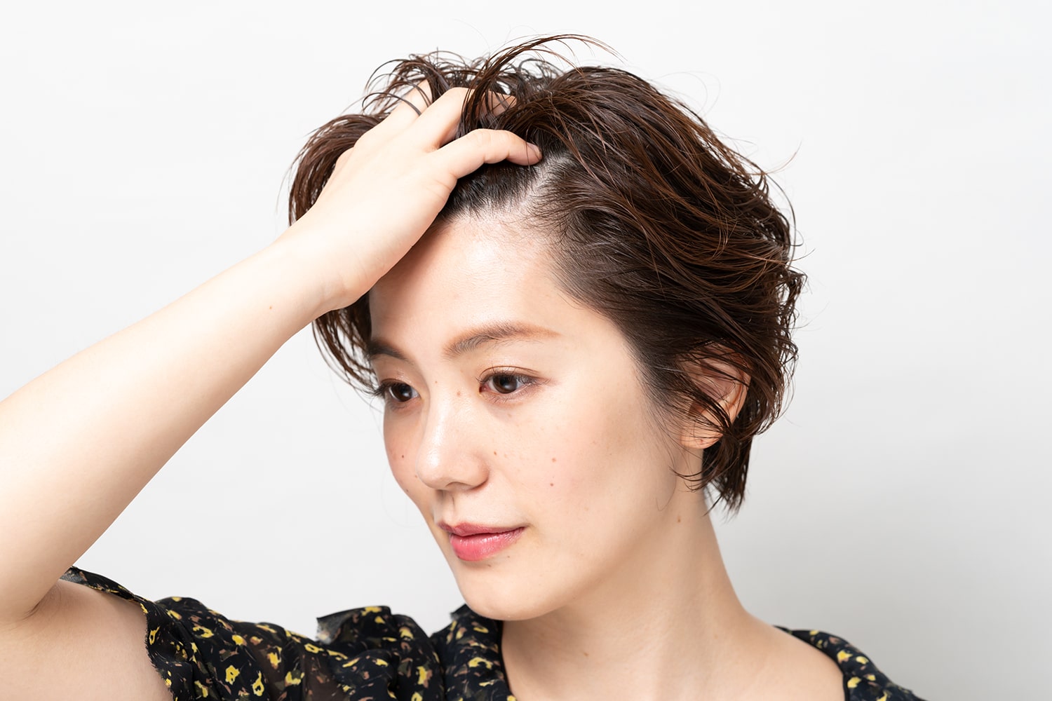 手のひらに残ったワックスで前髪をかき上げる。