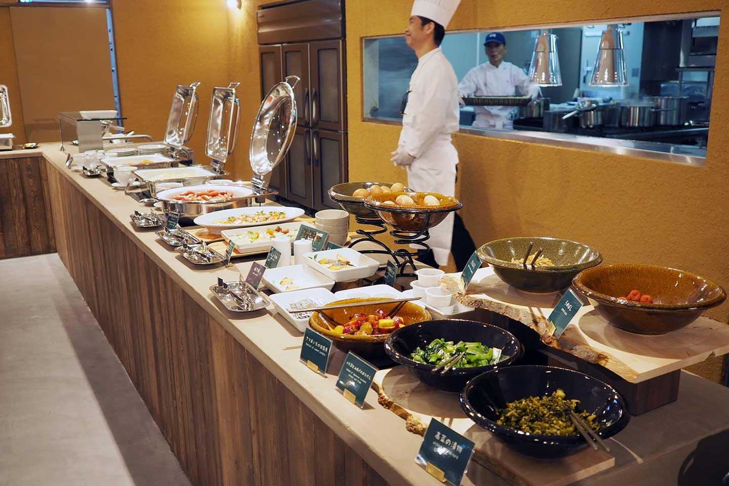 自慢の食材がずらりと並ぶ豪華な朝食