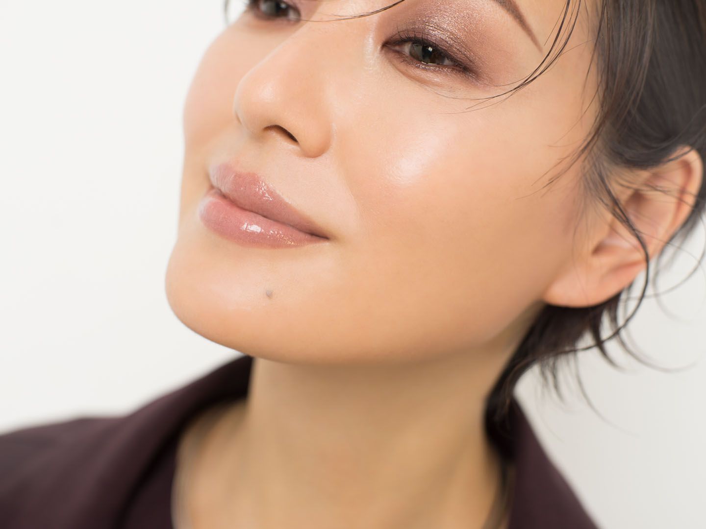 大人の女性にふさわしい品格と抜け感をもたらす、モーヴベージュのリップ。