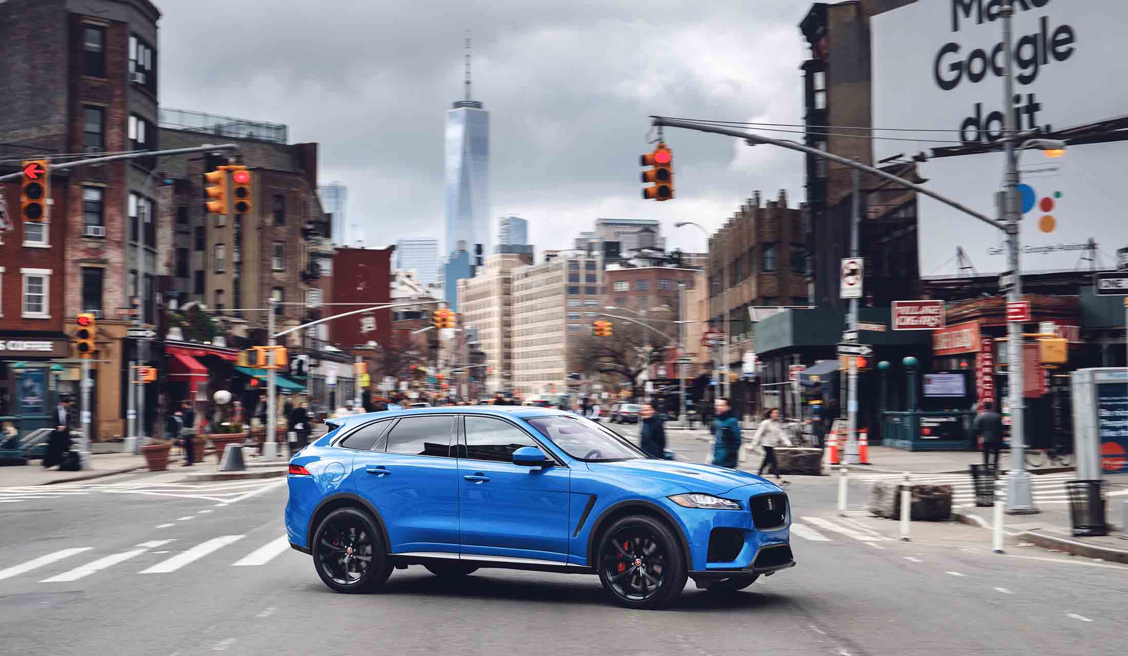 大きなエアインテークを備えたジャガーF-PACE SVRは、静止から時速100キロまでを4.3秒で加速する。