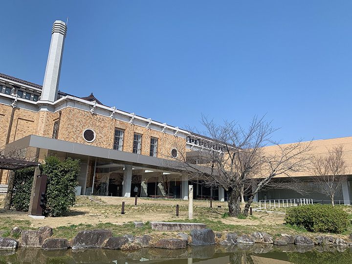 左が昭和8年に建てられた本館、右が今回のリニューアルで登場した「東山キューブ」。
