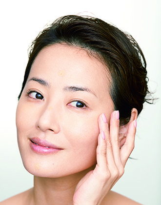1でおいたファンデーションを指の腹でよくのばす。ただし、力を入れすぎてしまうとファンデーションがとれてしまうので優しく。