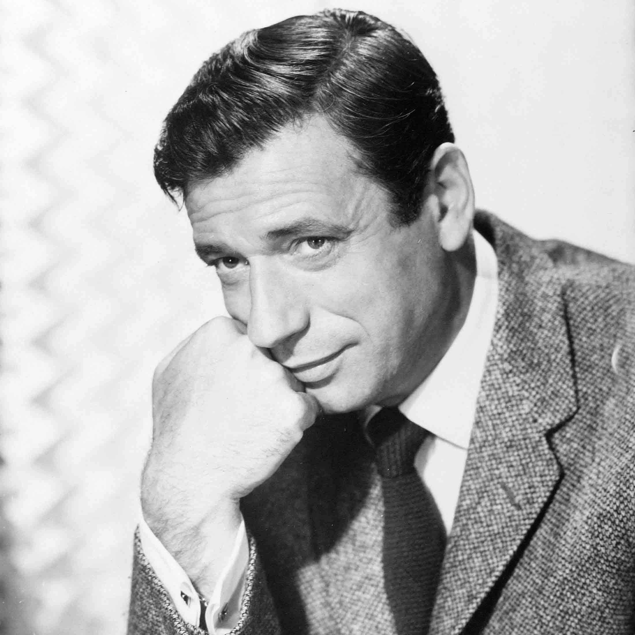 フランスの国民的歌手にして俳優、イヴ・モンタン(1921~1991年)。ストイックながらも、洗練されたダークスーツを好んだ伊達男。写真:Album/アフロ