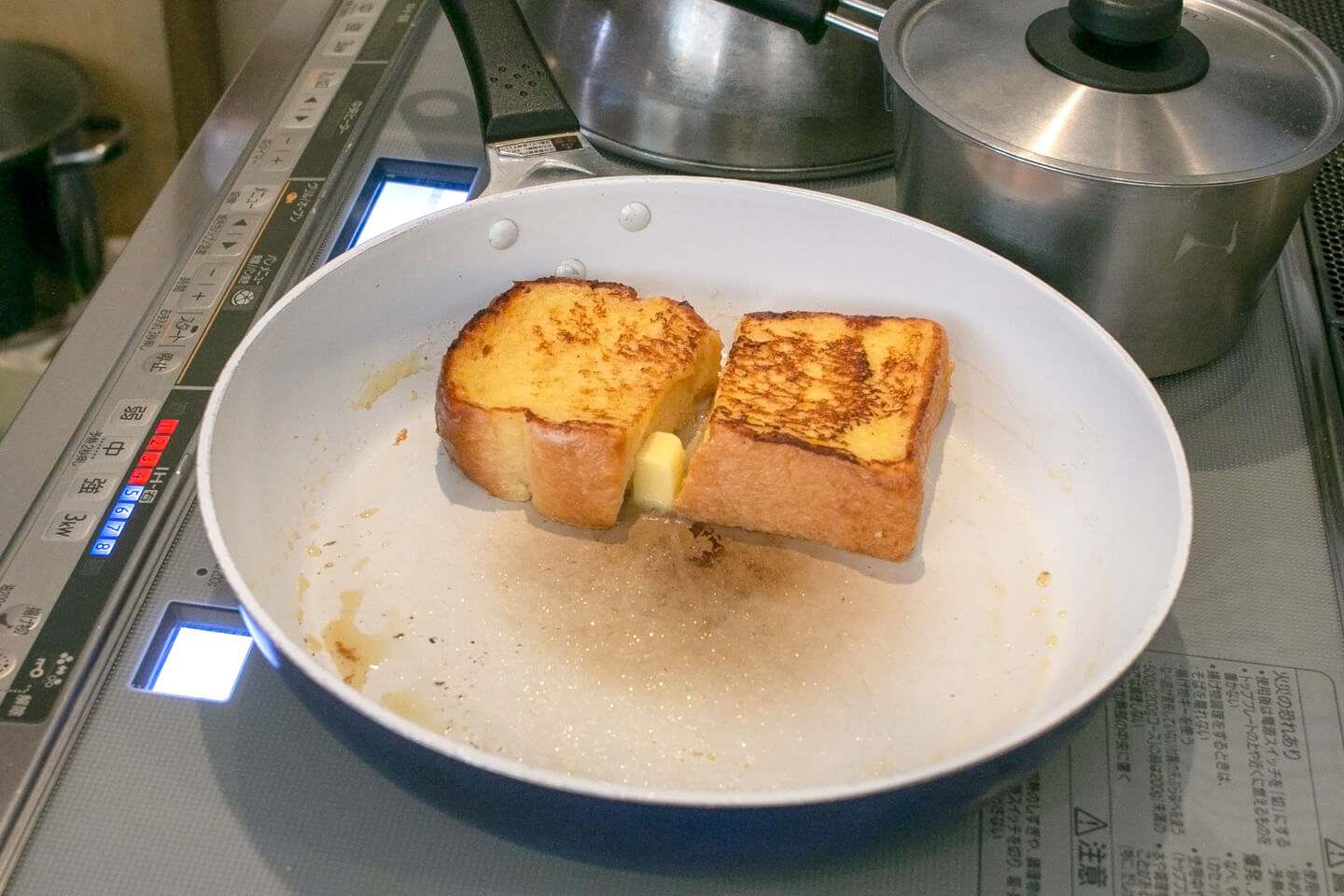 裏返したところにバターを1個投入し、さらに2分程度焼きます