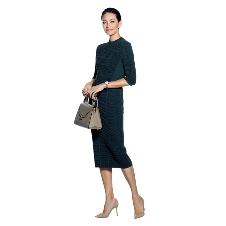ワンピース(ジョルジオ アルマーニ ジャパン〈エンポリオアルマーニ〉)、バッグ(ヴァレクストラ・ジャパン)、靴(JIMMY CHOO)、時計(パテック フィリップ)、ピアス(シャンテクレール 東京店) 撮影/熊澤 透 BY:『Precious12月号』小学館、2019年