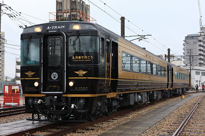 「特急 A列車で行こう」の外装。南蛮文化を意識した、華やかなデザインが特徴