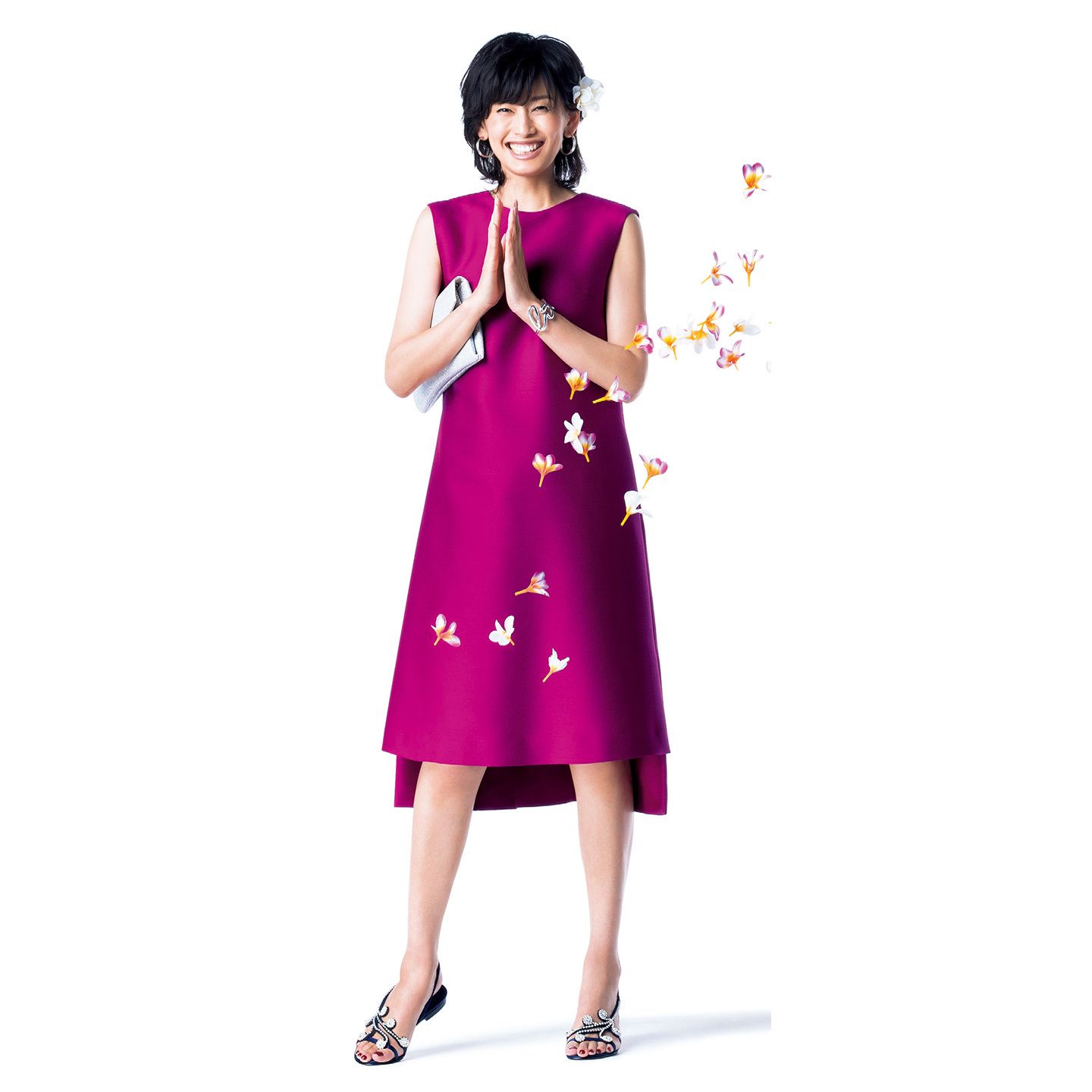 ワンピース¥39,000(フリッカインターナショナル〈フリッカ〉) ピアス¥64,000・バングル¥124,000(ティファニー・アンド・カンパニー・ジャパン・インク) バッグ¥14,500(ユナイテッドアローズ 銀座店〈ユナイテッドアローズ〉) 靴¥137,000(ブルーベル・ジャパン〈マノロ ブラニク〉)