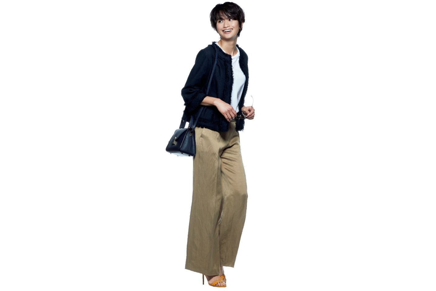 パンツ(スローウエアジャパン〈インコテックス〉)、ジャケット(wb)、Tシャツ(三喜商事〈アリュード〉)、サングラス(アイヴァン 7285 トウキョウ〈アイヴァン 7285〉)、ネックレス(ドレスアンレーヴ〈ドレスアンレーヴ〉)、バッグ(ヴァレクストラ・ジャパン)、靴(ブルーベル・ジャパン〈マノロ ブラニク〉)