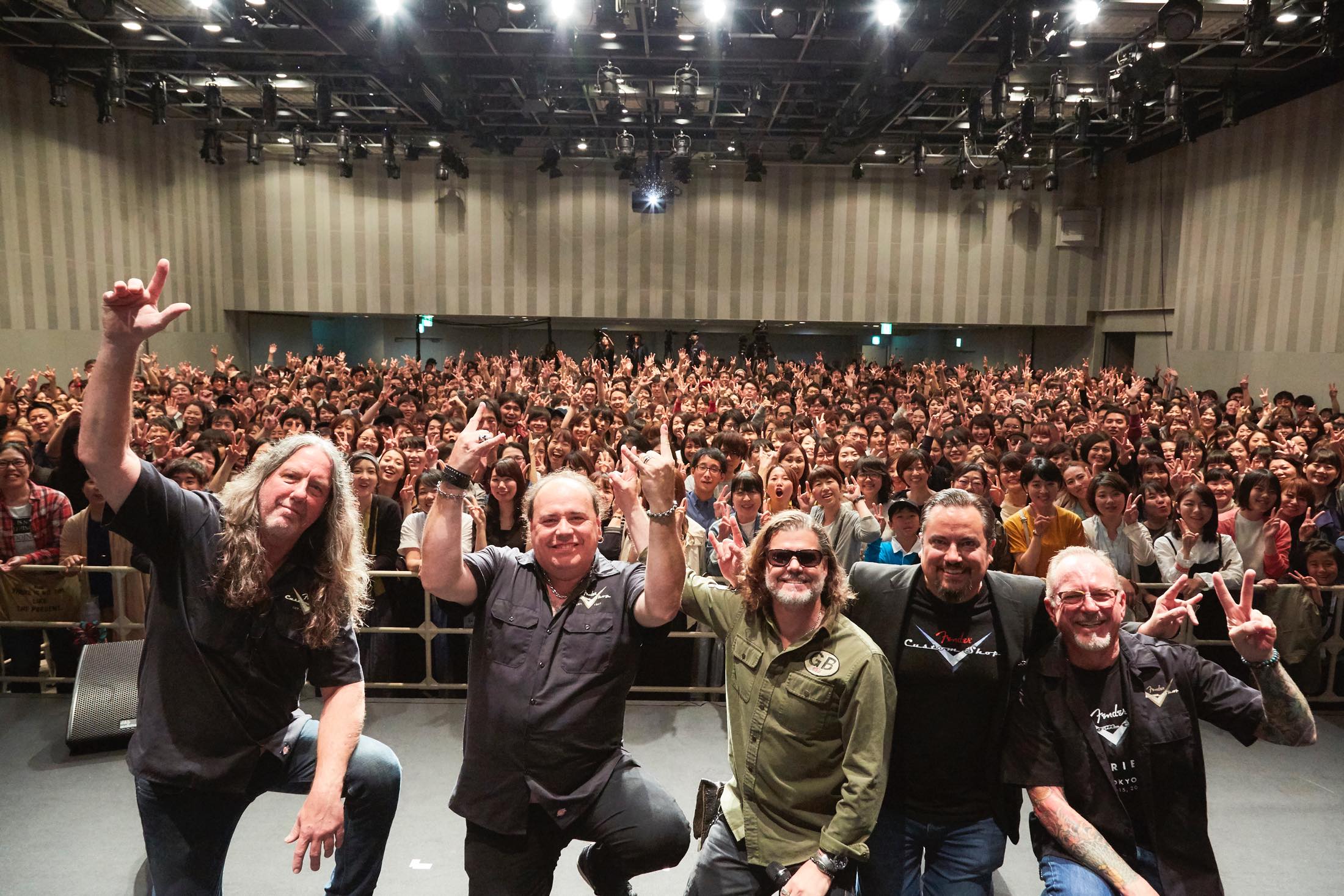 ふたりのシニアマスタービルダーを迎えてのオープニングから、イベントは大盛り上がり。表参道ヒルズ スペース オーの会場にて。写真提供:フェンダーミュージック