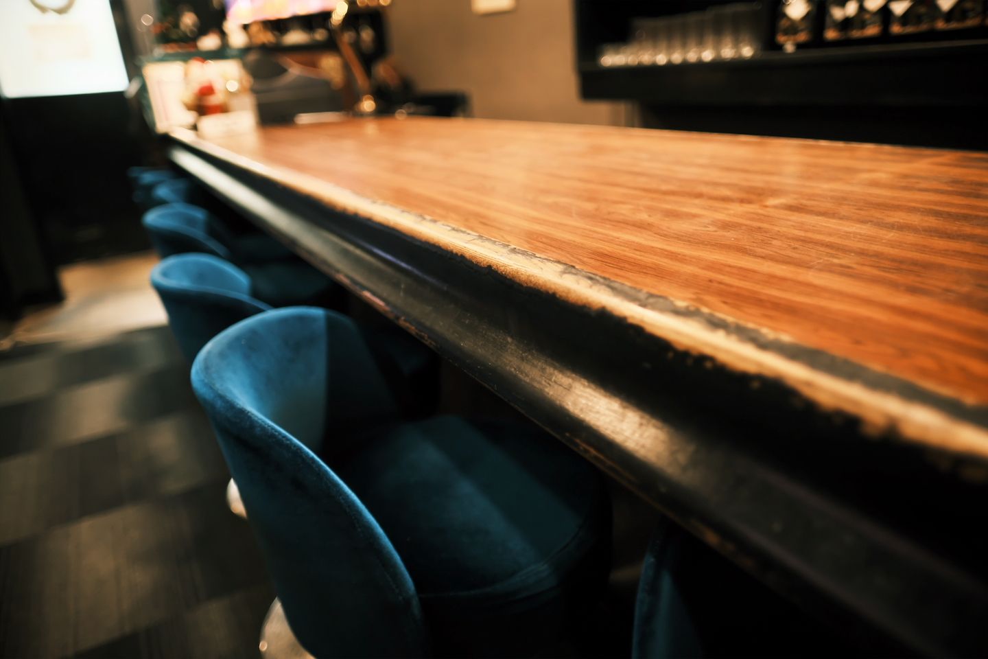何度も塗り直しているカウンターには、この店の歴史がつまっている