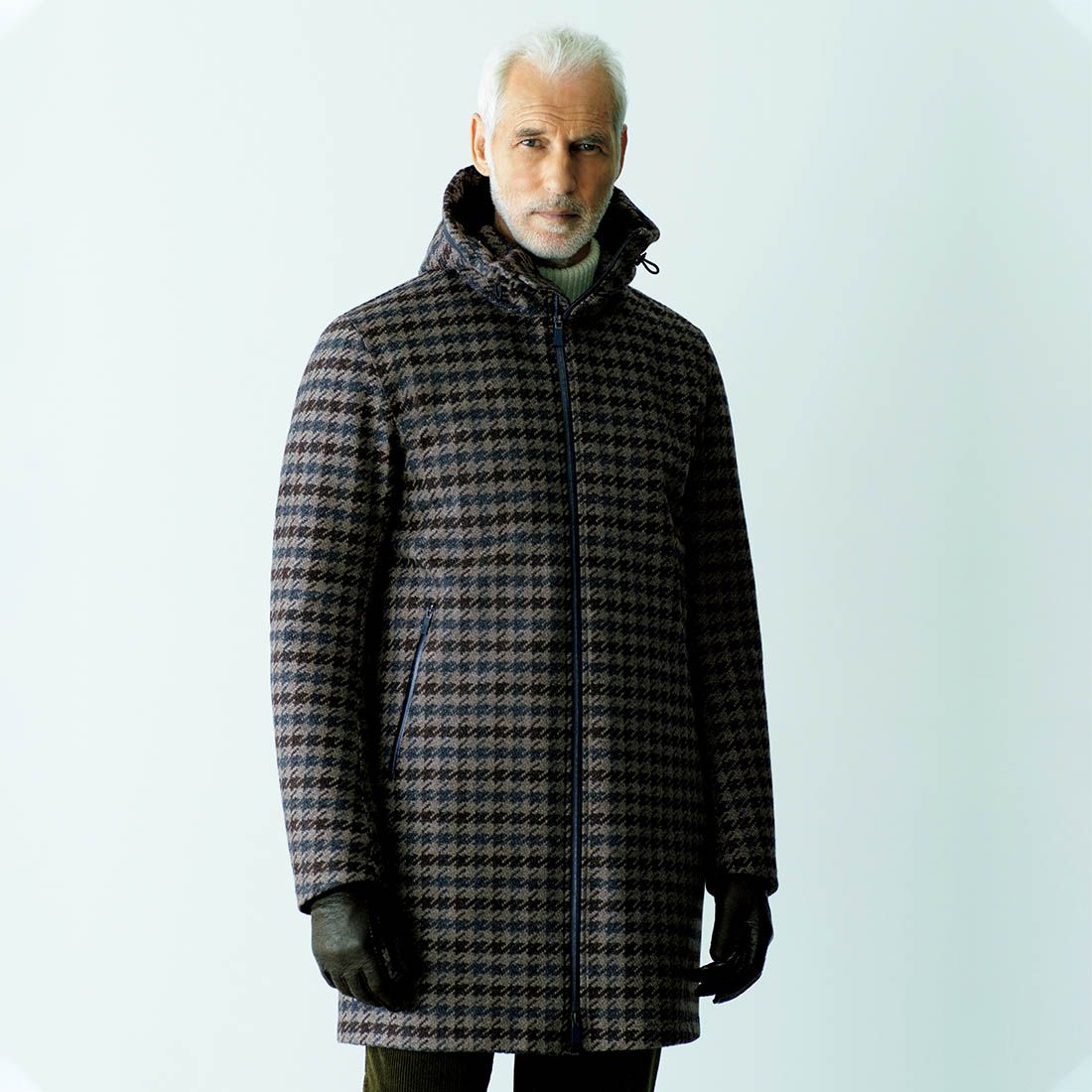 コート¥205,000(ヘルノ・ジャパン) ニット¥240,000(トレメッツォ〈フェデッリ〉) パンツ¥28,000(カヴァレリア〈エムエムエックス〉) その他/私物