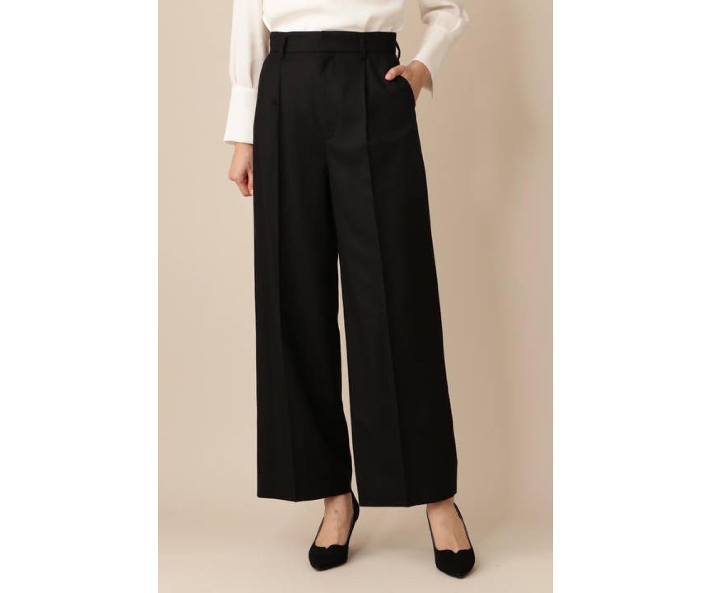 ちょうどいい裾巾としなやかな素材感が、ワイドパンツを凛々しく見せて。パンツ¥29,000(税抜)