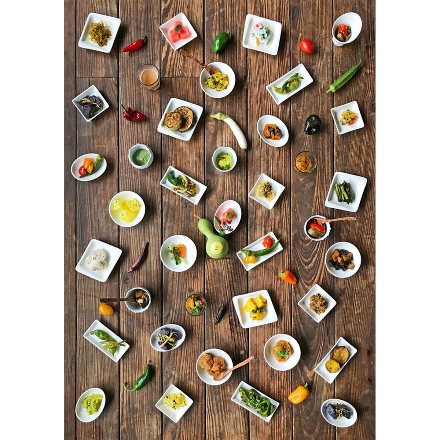 あるイベントでさまざまなスパイス料理を参加された方々と白い小皿に盛り付けたもの。お皿はなんと100円ショップのもの!
