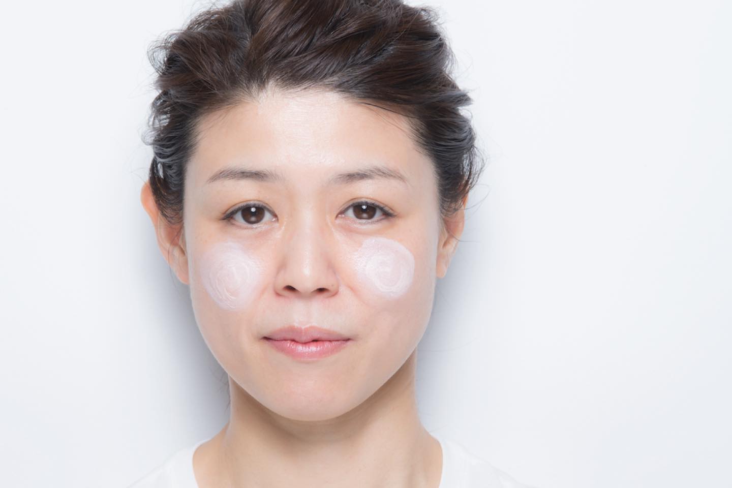 「クルクルと円を描きながら、なるとのような形状でのせておくと、ムラなくのびます」(長井さん)。