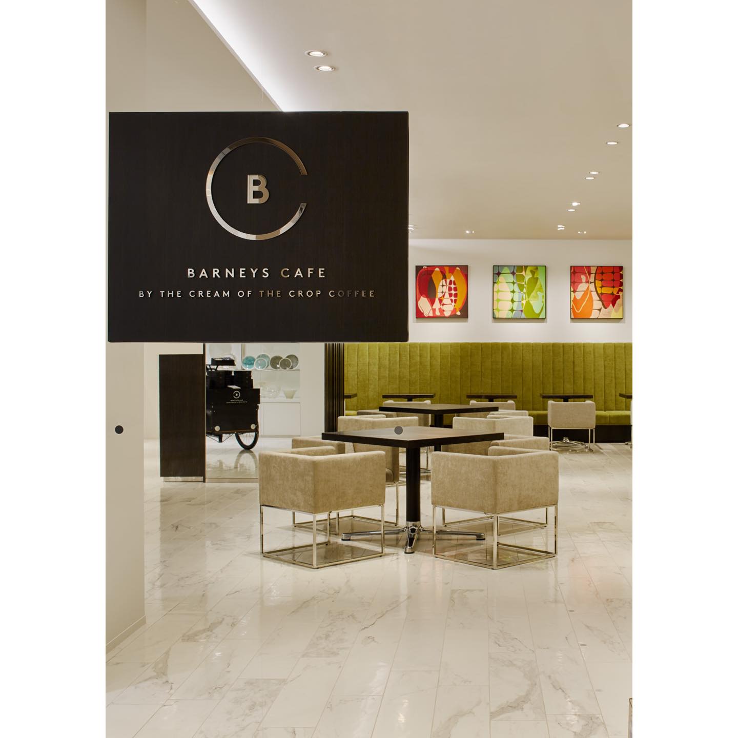 話題の絶えない銀座の中心地に位置するバーニーズ ニューヨーク銀座本店3F、「バーニーズ カフェ バイ ザ クリーム オブ ザ クロップ コーヒー」