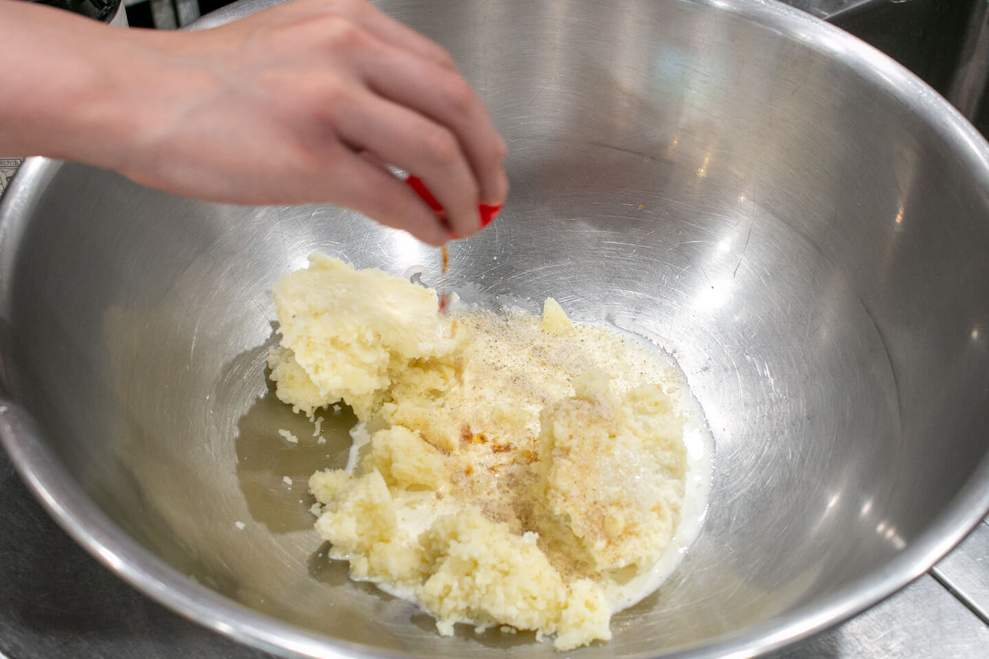 隠し味に醤油を数滴いれます