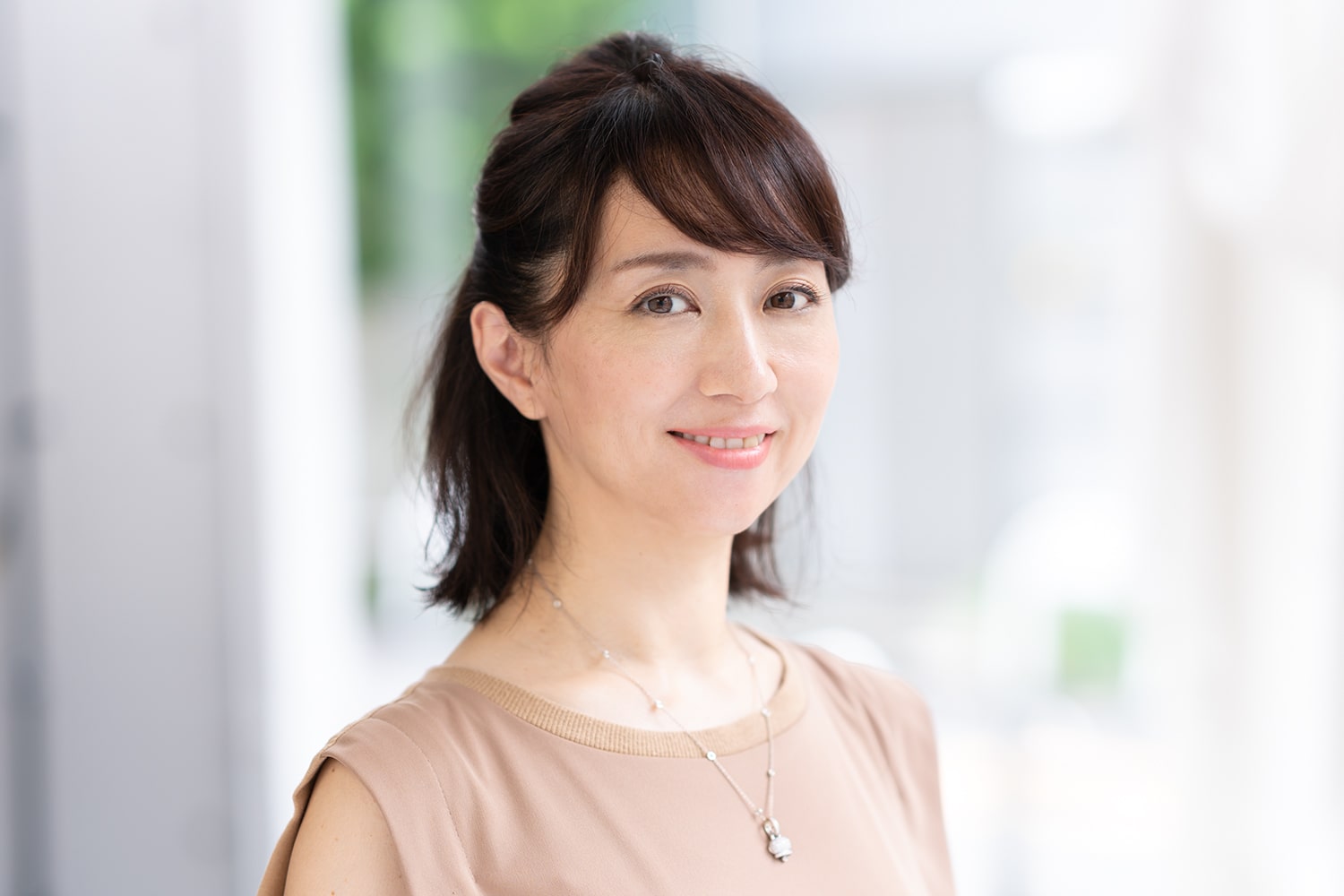 縦長シルエットを意識してアレンジすれば、引き締まったフェイスラインに!