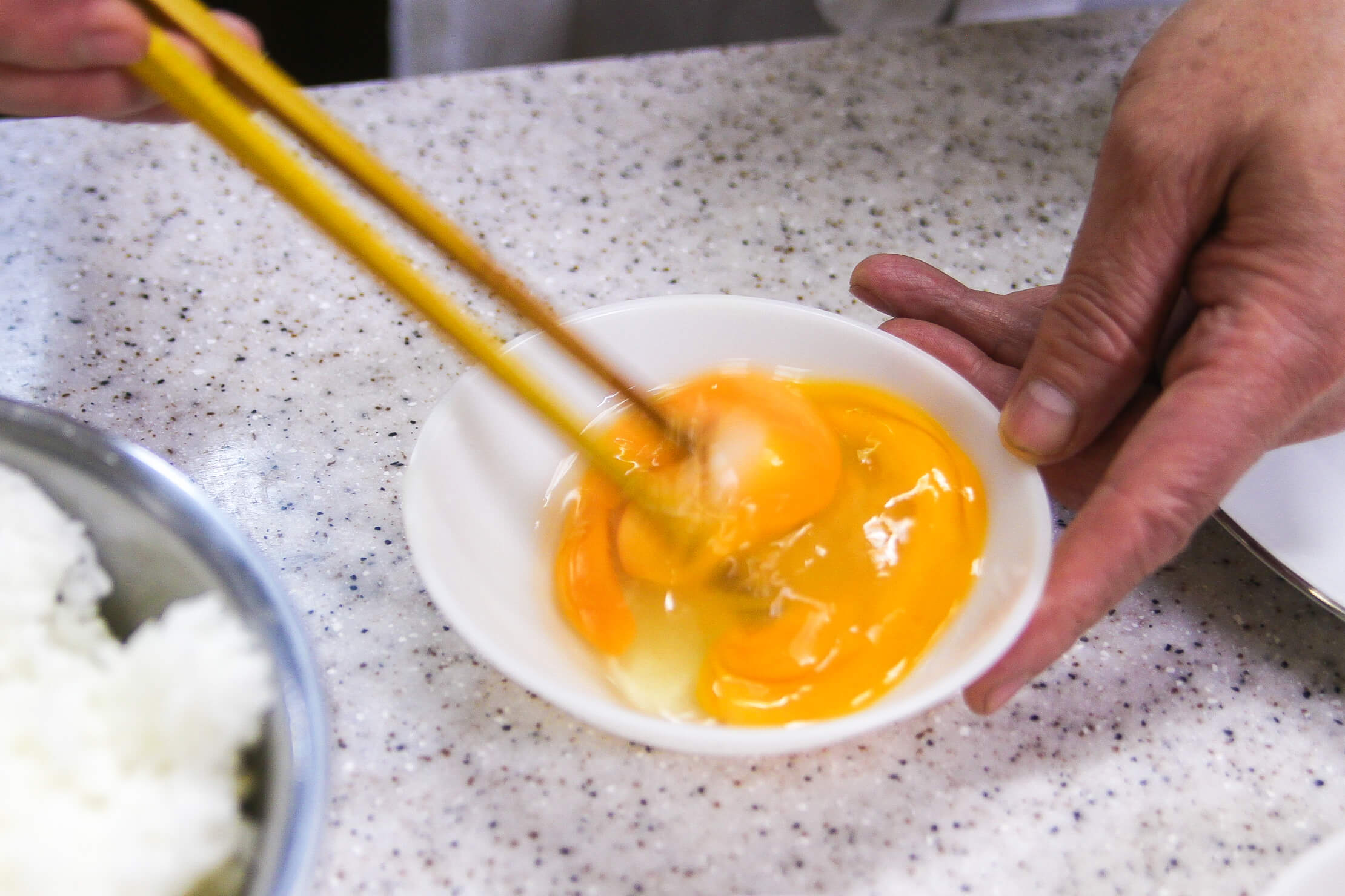卵2玉を菜箸で溶きます