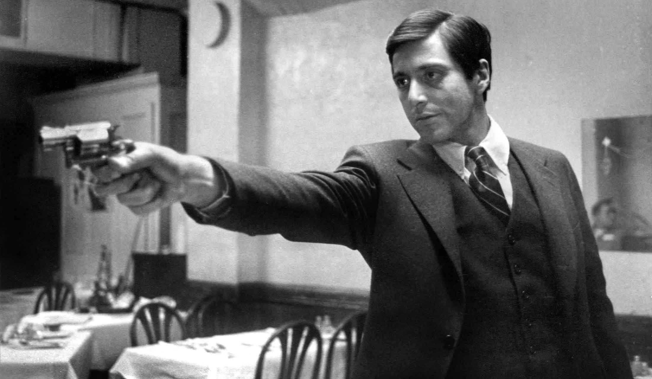アル・パチーノ/1940年~。現代のハリウッドを代表する名優。『セルピコ』('73年)をはじめ膨大な代表作のなかでも、シチリアのマフィア役を熱演した『ゴッドファーザー』シリーズのスーツ姿は映画史上に残る格好よさ。重厚なダークカラーのスリーピースを見事に着こなした姿は、クラシック業界のみならず、モードブランドからもいまだに絶賛されている。写真:Photofest/アフロ