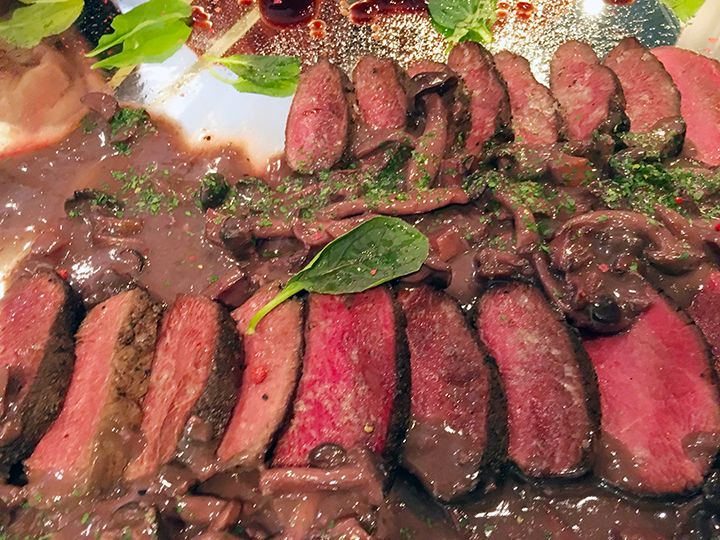 10日間熟成させたシカ肉。臭みが消えて、肉本来の甘みが楽しめる