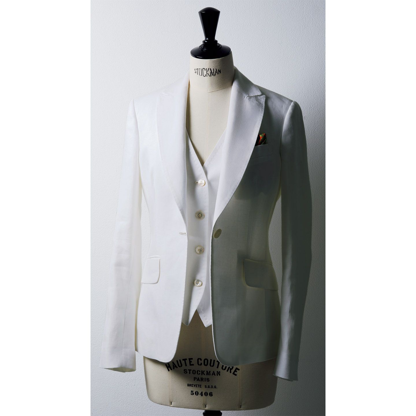 ジャケット¥356,000・ジレ¥136,000・チーフ¥20,000(キートン)